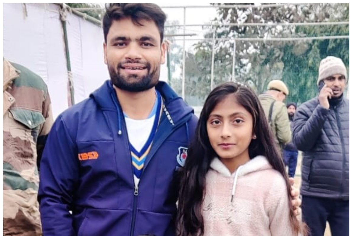 सिक्सर किंग रिंकू सिंह के दीवाने हुए लोग, ऑटोग्राफ लेने की लगी होड़