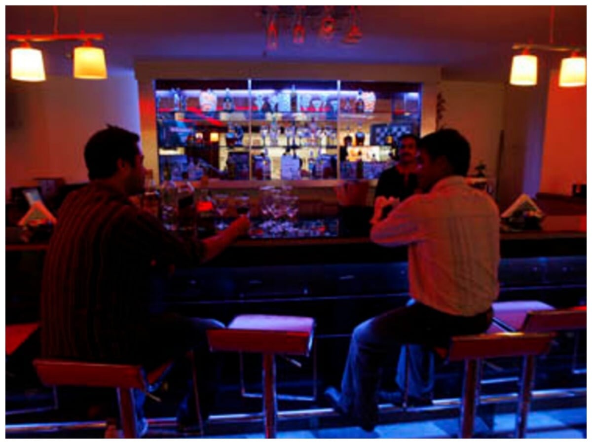 can minors enter in Pub, can minors enter in Bar, Difference between pub and bar, What is club, what is Lounge, Alcohol, Wine, Rum, Whiskey, Scotch, Rules to enter in Pub or Bar