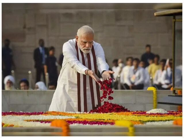 PM मोदी ने महात्मा गांधी की पुण्य तिथि पर श्रद्धांजलि दी, राजघाट पहुंच  पुष्पांजलि अर्पित की - pm modi pays homage to mahatma gandhi on death  anniversary at rajghat - News18 हिंदी