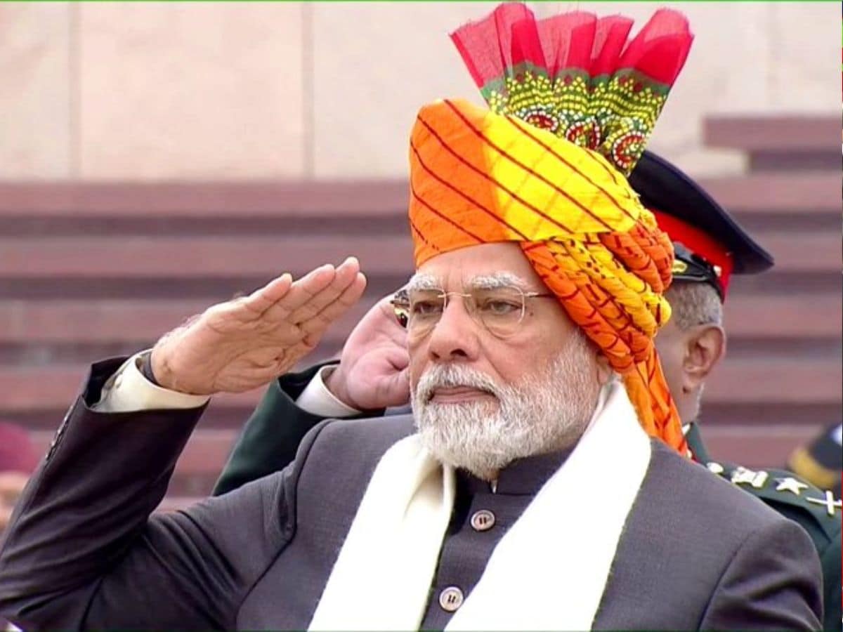 Republic Day 2024: 5 साल और 5 तस्वीरें... गणतंत्र दिवस पर PM मोदी ने  कब-क्या पहना, देखें 'पगड़ियों' वाला लुक - republic day 2024 pm modi seen in  yellow colour bandhani on