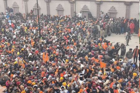 Ayodhya Ram Mandir Ramlala Darshan LIVE: अयोध्या में उमड़ रहा रामभक्तों का  सैलाब, रामलला के पट हुए बंद, जानें अब कब दर्शन देंगे – News18 हिंदी