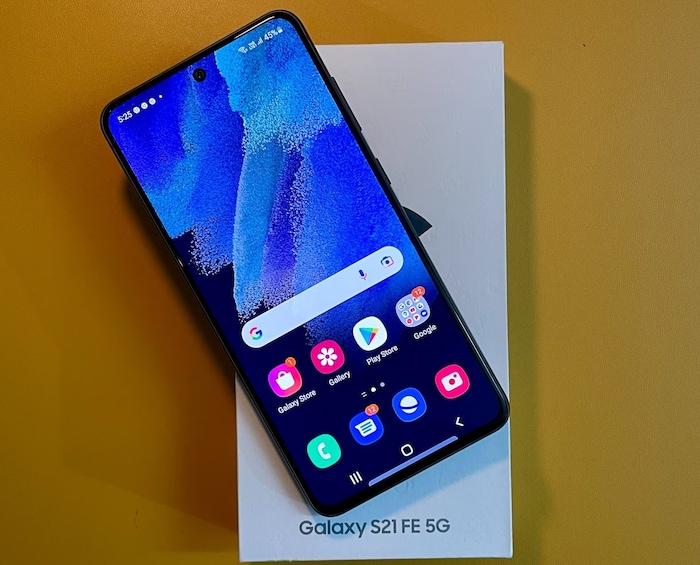 आधे से भी कम हुई Samsung S21 की कीमत, यहाँ से करें परचेज 3 nw18