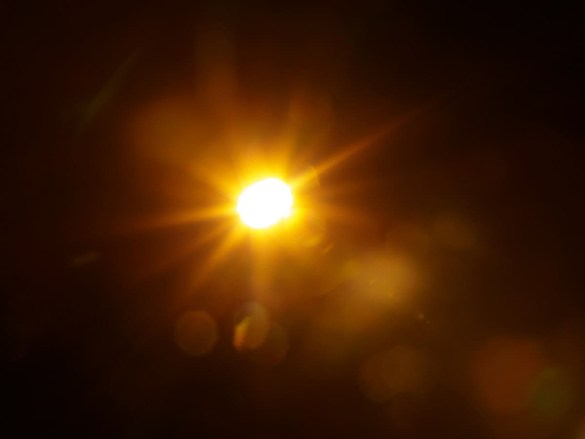 सूर्य पिवळा तारा का असतो, सूर्याचा प्रकाश पांढरा असतो तेव्हा त्याला पिवळा तारा का म्हणतात, तारा सूर्य कोणत्या प्रकारचा आहे, ताऱ्याचे वर्गीकरण, सूर्य तारा,