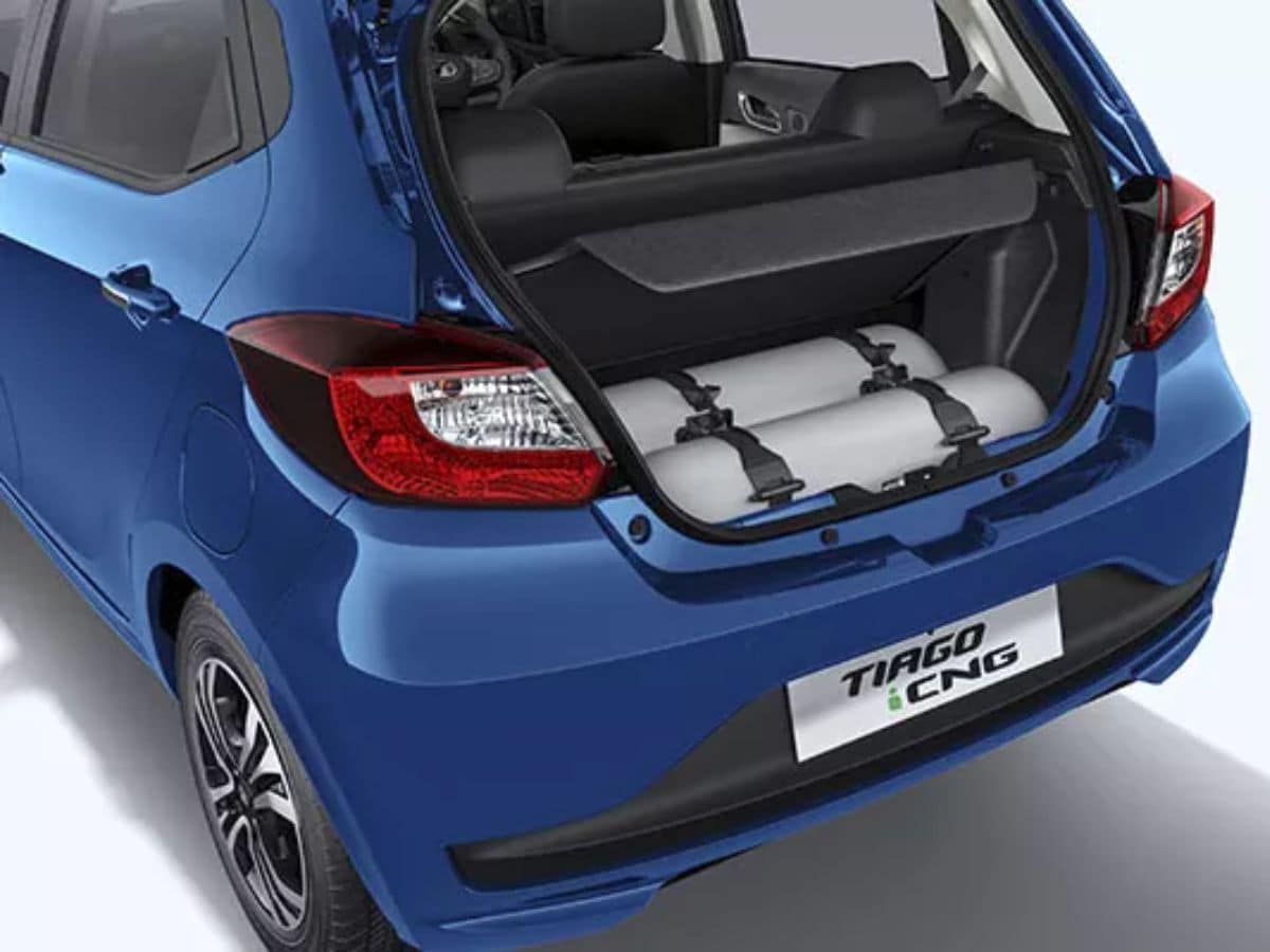 Can CNG cars run on LPG, Is it safe to run a CNG car on LPG, Which LPG or CNG is better for a car, Why LPG is not used in place of CNG, CNG or LPG which is better for a car What is the difference between CNG and LPG, Do CNG cars run on LPG in India, Can LPG be refilled in a CNG car, Can a CNG car run on LPG, Why not use LPG in place of CNG? Is LPG car legal in India?