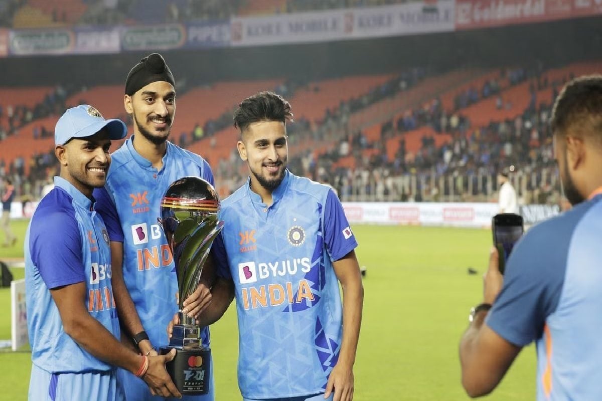 आकाश चोपड़ा ने तेज गेंदबाज के करियर को लेकर जताई चिंता, कहा- उनके साथ गलत...