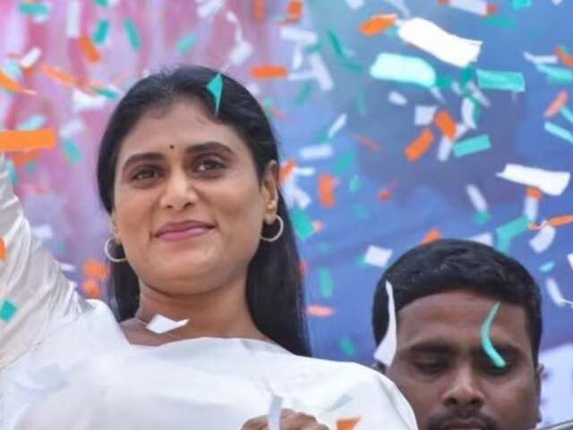 चुनाव से पहले कांग्रेस के लिए खुशखबरी, आंध्र CM की बहन शर्मिला ने थामा 'हाथ' चुनाव से पहले कांग्रेस के लिए खुशखबरी, आंध्र CM की बहन शर्मिला ने थामा 'हाथ'