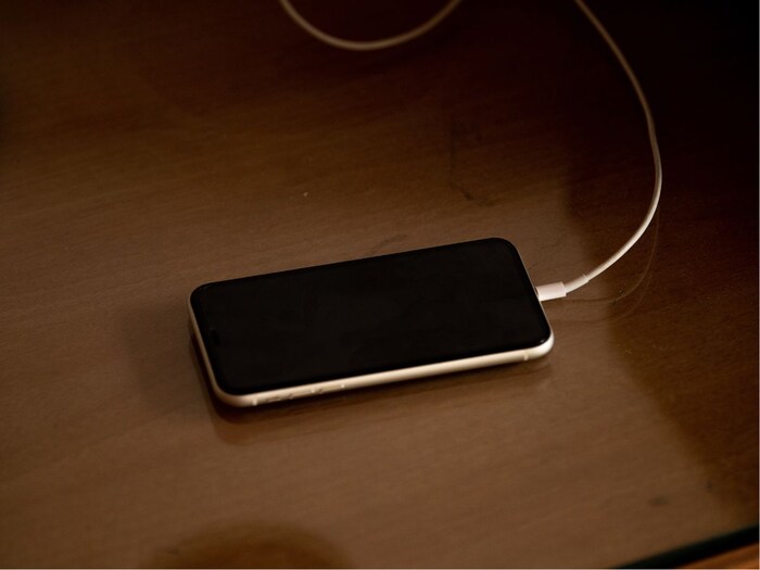 फोन चार्ज करने से पहले इस बात का रखें ख्याल, नहीं तो फट सकता है फ़ोन 6 canva