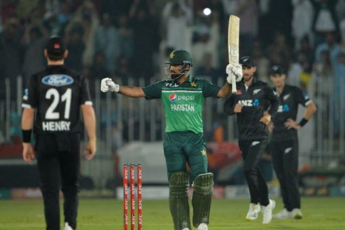 VIDEO: लाइव मैच में गेंद लेकर भागने लगा शख्स, फखर ने जड़ा बड़ा छक्का