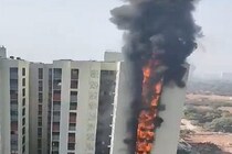 मुंबई के डोंबिवली में बहुमंजिला इमारत में लगी भीषण आग, छह मंजिल जलकर खाक