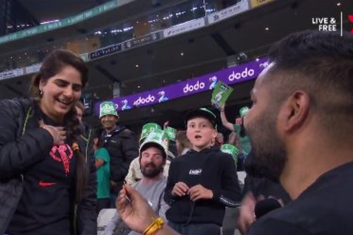 VIDEO: भारतीय फैन ने दर्शकों के बीच गर्लफ्रेंड को फिल्मी अंदाज में किया प्रपोज