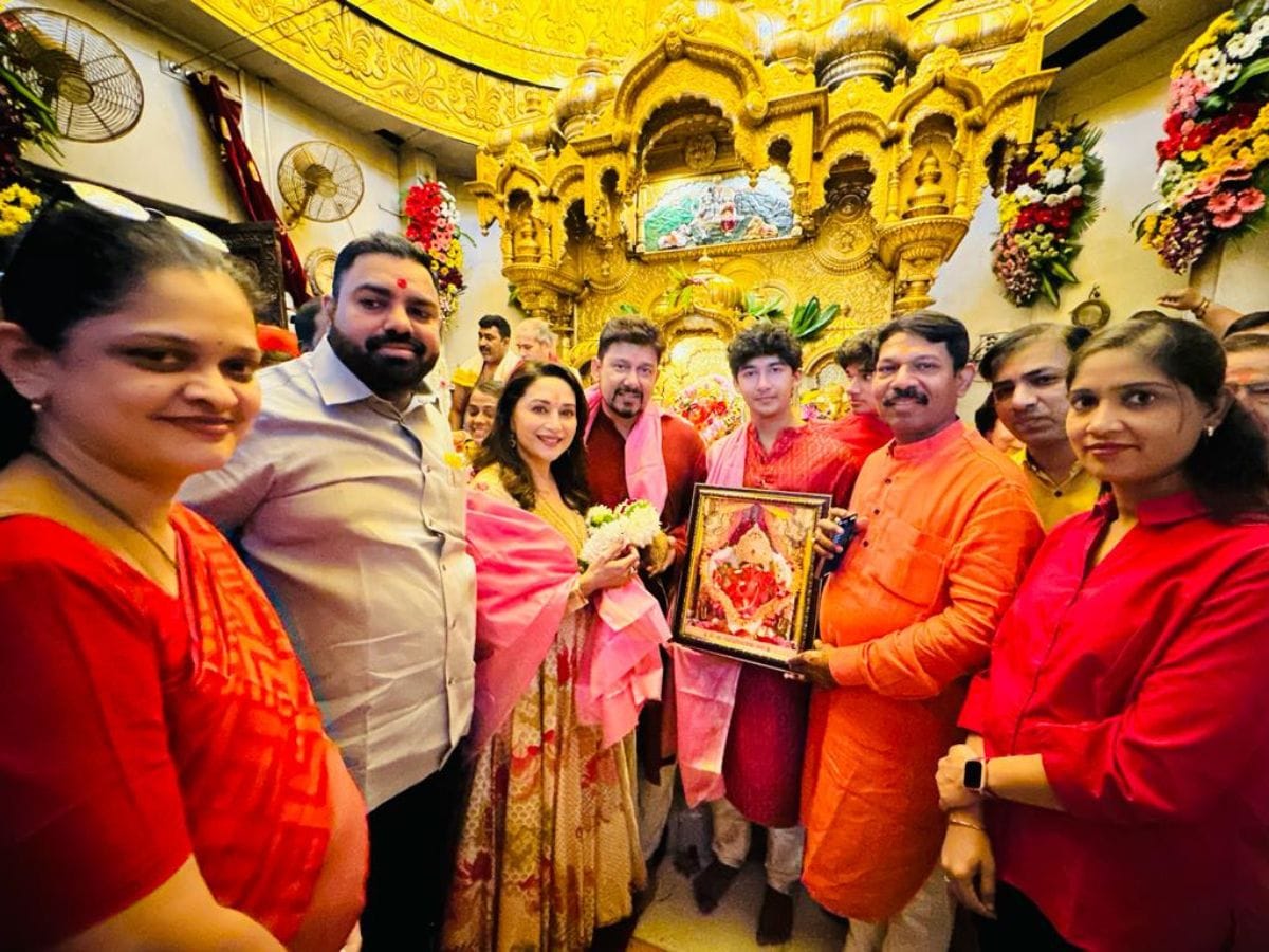 माधुरी दीक्षित नए साल पर पहुंचीं सिद्धिविनायक मंदिर, पति और बच्चों संग टेका  माथा, बोलीं- गणपति बप्पा मोरया! - Madhuri Dixit visited siddhivinayak temple  with husband ...