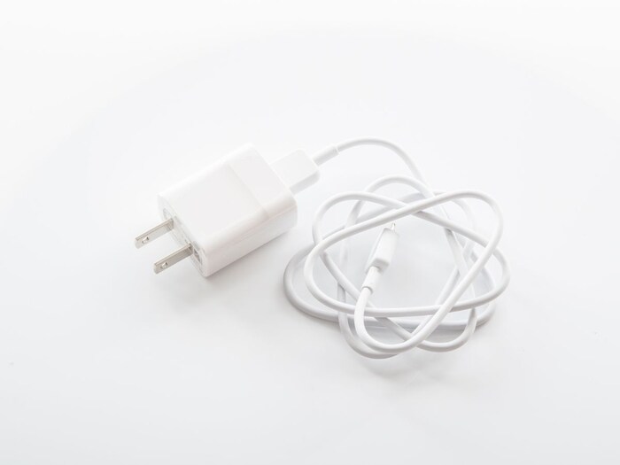 सिर्फ काले और सफेद ही क्यों होते है चार्जर, क्या है इसकी वजह 1 canva