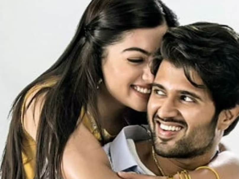 बातचीत के दौरान, रणबीर ने यह भी खुलासा किया कि संदीप पहली बार विजय की छत पर अर्जुन रेड्डी की सक्सेस पार्टी में रश्मिका से मिले थे. उन्होंने यह भी संकेत दिया कि रश्मिका के पास विजय के लिए एक स्पेशल निक नेम है. इसके बाद, रश्मिका ने रणबीर से सारी जानकारी साझा न करने के लिए कहा. हालांकि, ये भी ध्यान दिया जाना चाहिए कि न तो रश्मिका और न ही विजय ने कभी भी अपने रिश्ते को स्वीकार या अस्वीकार किया है. बातचीत के दौरान, रणबीर ने यह भी खुलासा किया कि संदीप पहली बार विजय की छत पर अर्जुन रेड्डी की सक्सेस पार्टी में रश्मिका से मिले थे. उन्होंने यह भी संकेत दिया कि रश्मिका के पास विजय के लिए एक स्पेशल निक नेम है. इसके बाद, रश्मिका ने रणबीर से सारी जानकारी साझा न करने के लिए कहा. हालांकि, ये भी ध्यान दिया जाना चाहिए कि न तो रश्मिका और न ही विजय ने कभी भी अपने रिश्ते को स्वीकार या अस्वीकार किया है.