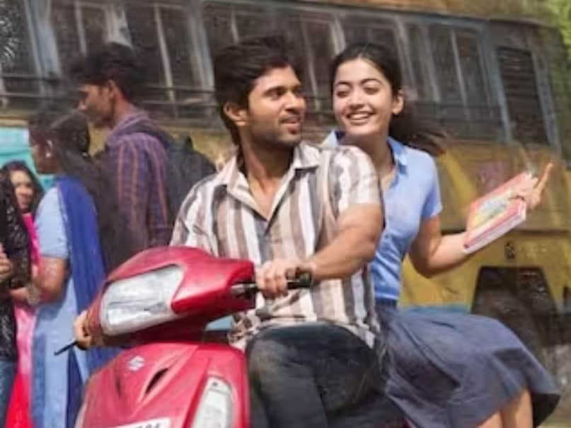 हालांकि, उस बीच रश्मिका ने भाग लेने से इनकार कर दिया, तो नंदमुरी ने संदीप से विजय का नंबर डायल करने के लिए कहा. तब रणबीर ने चिढ़ाते हुए कहा, 'सर, रश्मिका को फोन करने दो, विजय संदीप वांगा रेड्डी का फोन नहीं उठाएगा और ये बात सुनकर रश्मिका शरमा गईं. यानी जैसे ही उन्होंने लोगों की नजरों में विजय देवरकोंडा के दिल में उनके लिए सॉफ्ट कॉर्नर वाली सुनी तो वे शरमा गई थीं. हालांकि, उस बीच रश्मिका ने भाग लेने से इनकार कर दिया, तो नंदमुरी ने संदीप से विजय का नंबर डायल करने के लिए कहा. तब रणबीर ने चिढ़ाते हुए कहा, 'सर, रश्मिका को फोन करने दो, विजय संदीप वांगा रेड्डी का फोन नहीं उठाएगा और ये बात सुनकर रश्मिका शरमा गईं. यानी जैसे ही उन्होंने लोगों की नजरों में विजय देवरकोंडा के दिल में उनके लिए सॉफ्ट कॉर्नर वाली सुनी तो वे शरमा गई थीं.