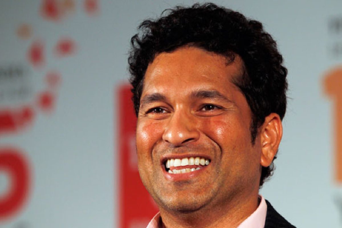 VIDEO: सचिन तेंदुलकर अपने फैन के हुए मुरीद, रास्ते में रुकवाया स्कूटर