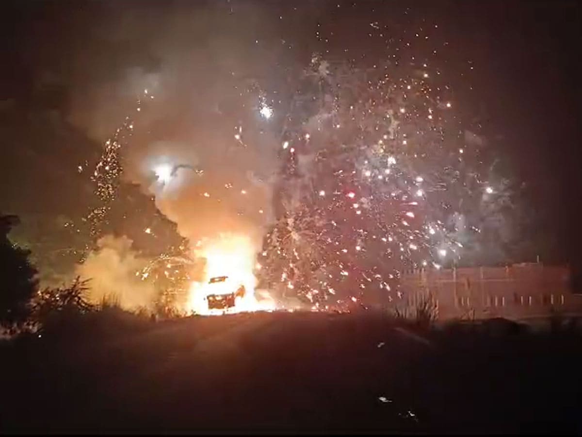VIDEO: तमिलनाडु से अयोध्या जा रहा पटाखों से भरा ट्रक बना आग का गोला, घंटों  तक बीच सड़क होती रही आतिशबाजी - Truck carrying firecrackers from tamilnadu  to ayodhya catches fire in