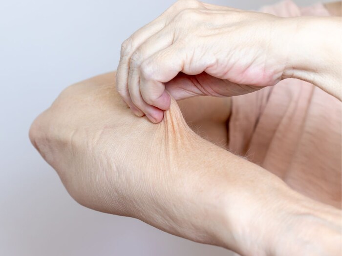 शरीर के साथ बालों को भी डैमेज करता है धुम्रपान, जल्दी आएगा बुढ़ापा 2 Canva