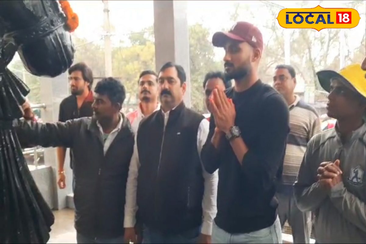 आकाश दीप डेब्यू के बाद पहली बार पहुंचे बिहार, सबसे पहले इन्हें चढ़ाई माला