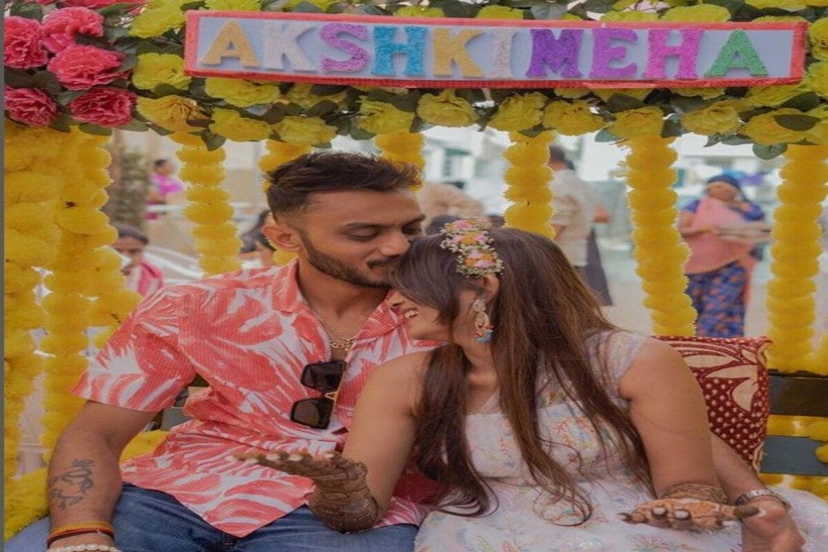 बर्थडे पर किया प्रपोज, विंटेज कार पर निकाली बारात, जानें अक्षर की लवस्‍टोरी