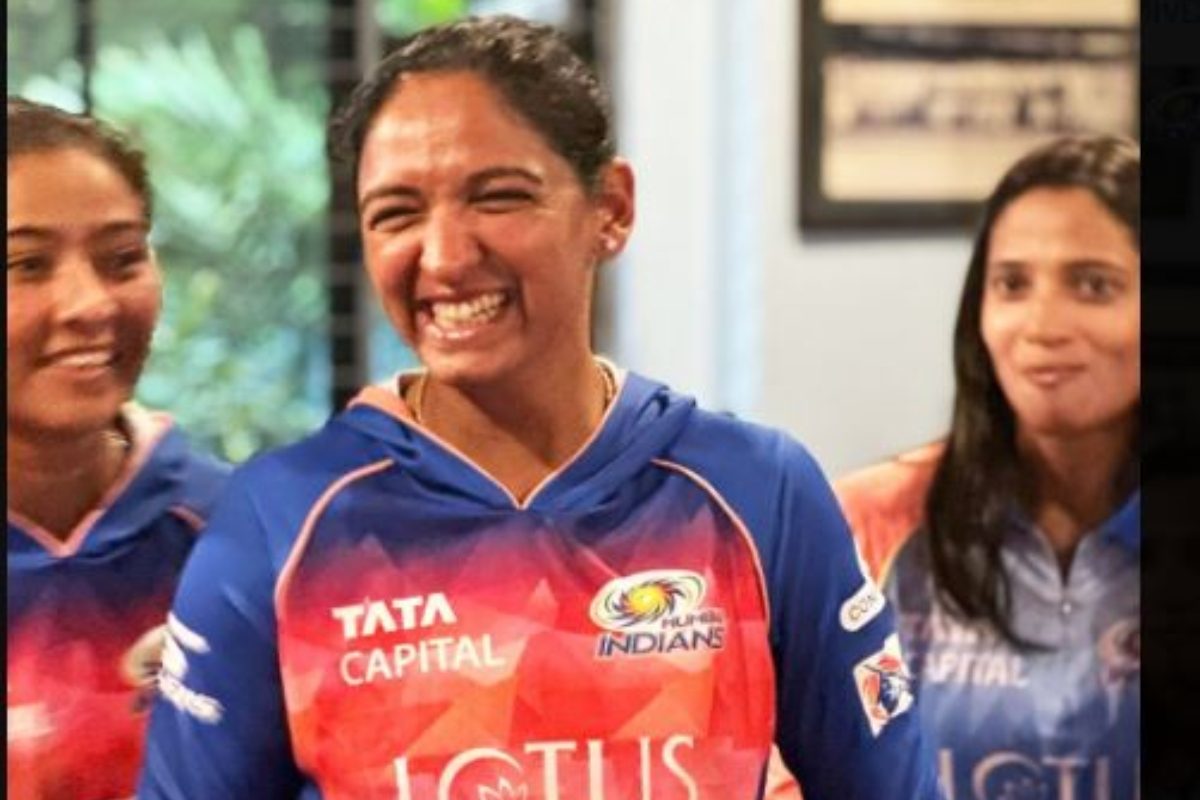 हरमनप्रीत कौर ने छक्का जड़कर MI को दिलाई लगातार दूसरी जीत