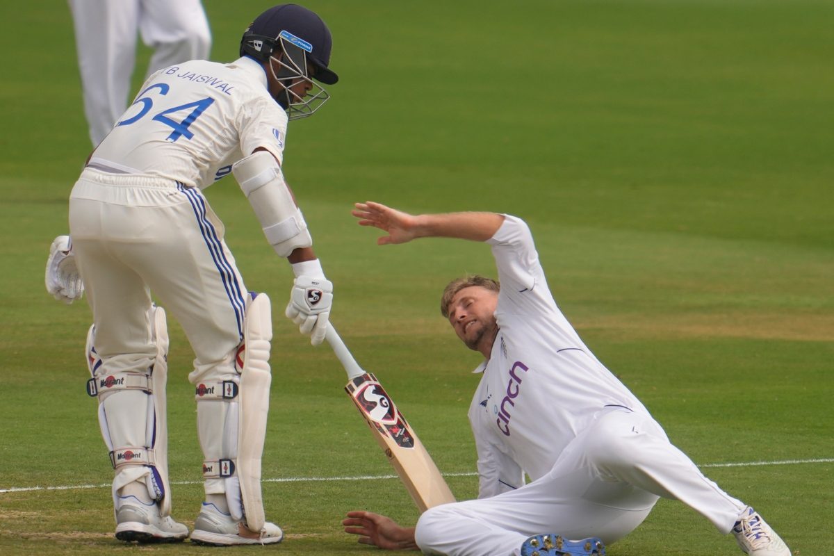 लाइव मैच के बीच टीम को लगा बड़ा झटका, दिग्गज को छोड़ना पड़ा मैदान