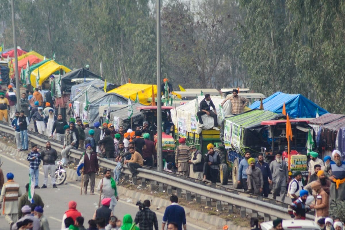 Kisan Andolan Live: अभी कहां पहुंचा किसानों का काफिला, कुछ देर में दिल्ली  कूच करेंगे प्रदर्शनकारी, झड़प में 80 घायल - farmer protest live delhi chalo  march kisan andolan punjab ...