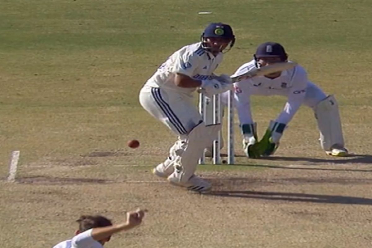 कुलदीप यादव ने किया गजब कारनामा, इंटरनेशनल क्रिकेट में जड़ा पहला छक्का, वीडियो