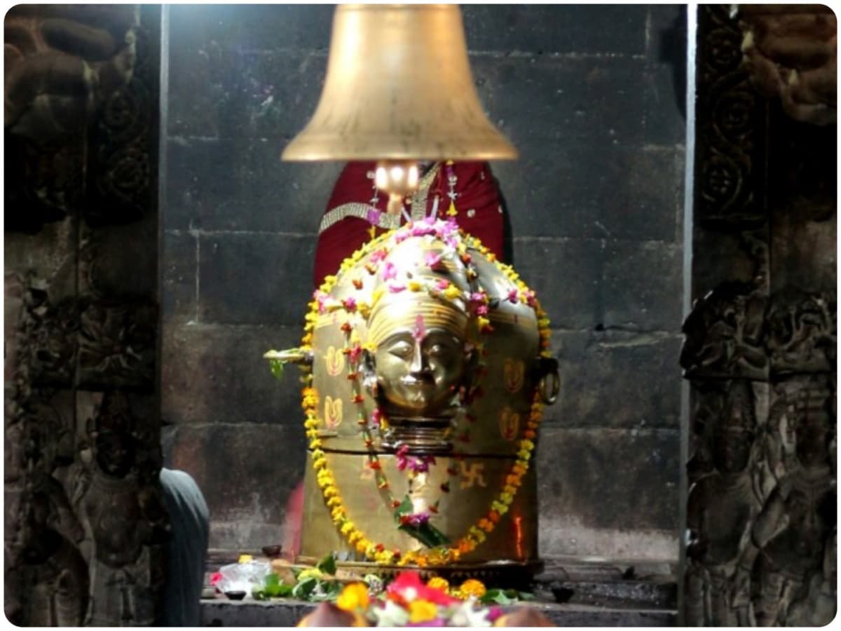 Neelkantheshwar mahadev mandir, Miracle in Neelkantheshwar mahadev mandir, 2 warriors worship in Neelkantheshwar mahadev mandir, flowers found on Shivling every morning, Vidisha, Madhya Pradesh, Udaypur Village, Dharma, Dharma Astha, Dharma Culture, Lord Shiva, नीलकंठेश्‍वर महादेव मंदिर, मंदिर में चमत्‍कार, शिव मंदिर में चमत्‍कार, आल्‍हा ऊदल की कहानी, धर्म, भगवान शिव, महादेव, विदिशा, मध्‍य प्रदेश