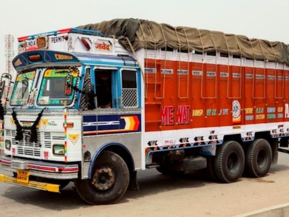 ट्रक से आ रही थी अजीब आवाज, बीच सड़क पर पुलिस ने रोका, झांका तो चौंधिया गईं  आंखें - hanumangarh police seized liquor from truck weird news bizzare news  – News18 हिंदी