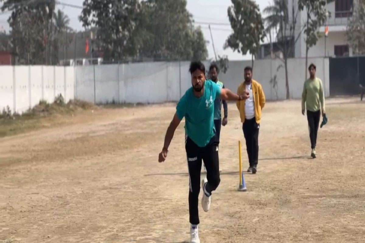 शादी के बाद पहली बार गांव पहुंचा यह गेंदबाज, इंग्लैंड मैच के लिए की प्रैक्टिस