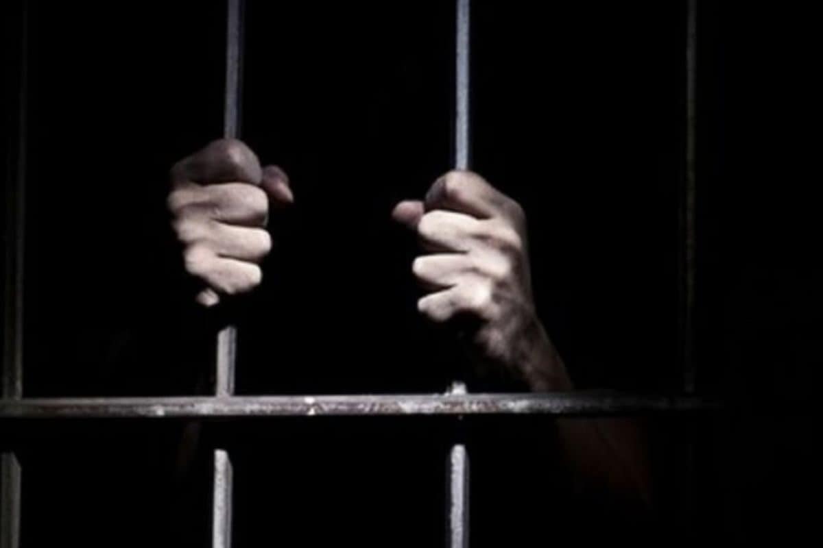 निदेशक पद पर रहते हुए लापरवाही के जुर्म में, भारतीय मूल के व्यक्ति को जेल