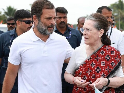 कांग्रेस सांसद राहुल गांधी ने दावा किया था कि महाराष्ट्र के एक नेता ने उनकी मां सोनिया गांधी के सामने रोते हुए कहा था कि वह जेल नहीं जाना चाहते. (File Photo)