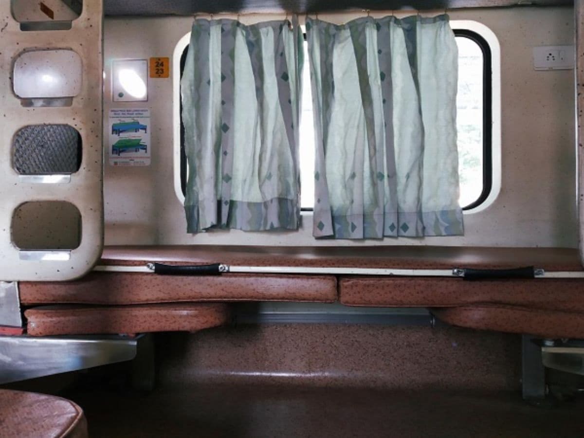 ट्रेन का साइड लोअर सीट, मुश्किल से सोते हैं लोग, बगल में ही होता है