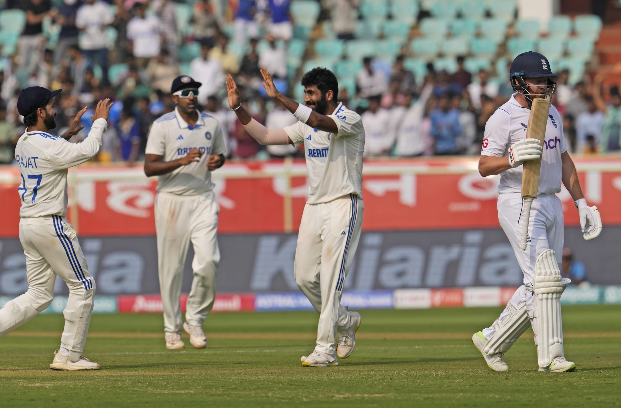 यशस्वी का बल्ला.. बुमराह की रफ्तार, दूसरे दिन भी टीम इंडिया ने जमाई धाक