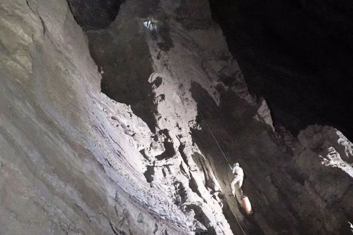 दुनिया की सबसे गहरी गुफा, इतनी गहरी कि निगल जाए 3-3 बुर्ज खलीफा, देख लगेगा डर!