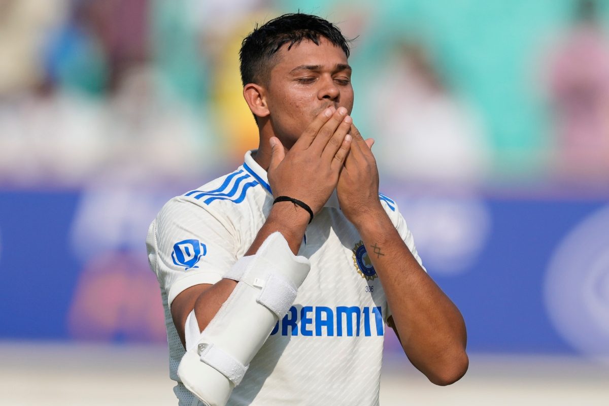 Video: डेब्यू पर सेंचुरी ठोक यशस्वी ने किसे किया था 'किस', वीडियो वायरल