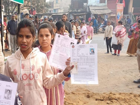 कई स्टूडेंट्स के छूटे पेपर (इमेज- इंस्टाग्राम)