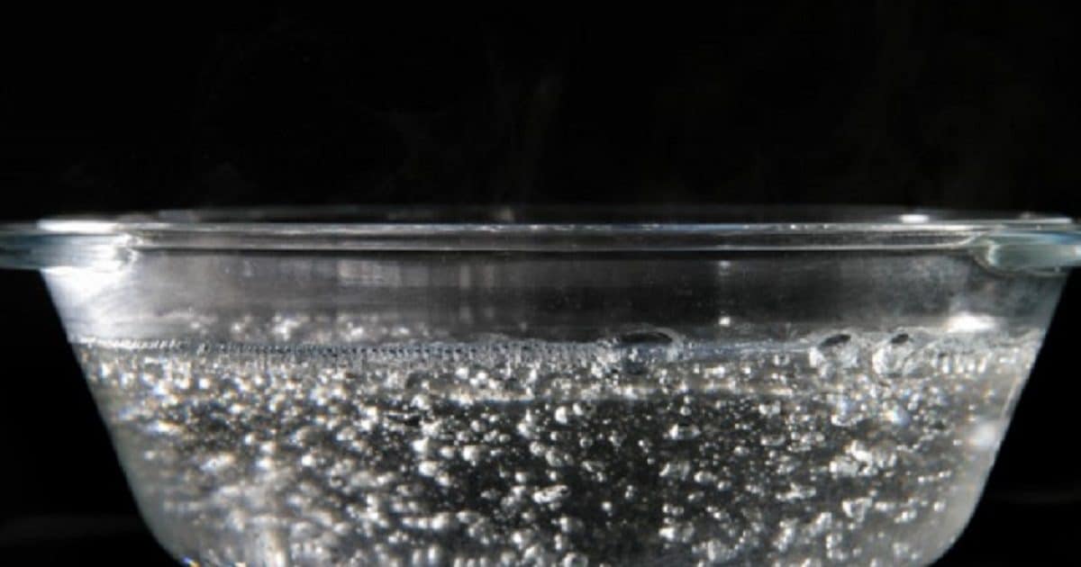 Why bubbles are formed when water boils but not in the microwave?