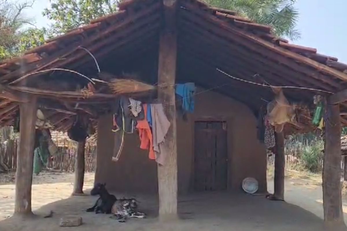 पहली बार: नक्सलियों के लीडर हिडमा के घर के Photos, गांव में फहरा तिरंगा