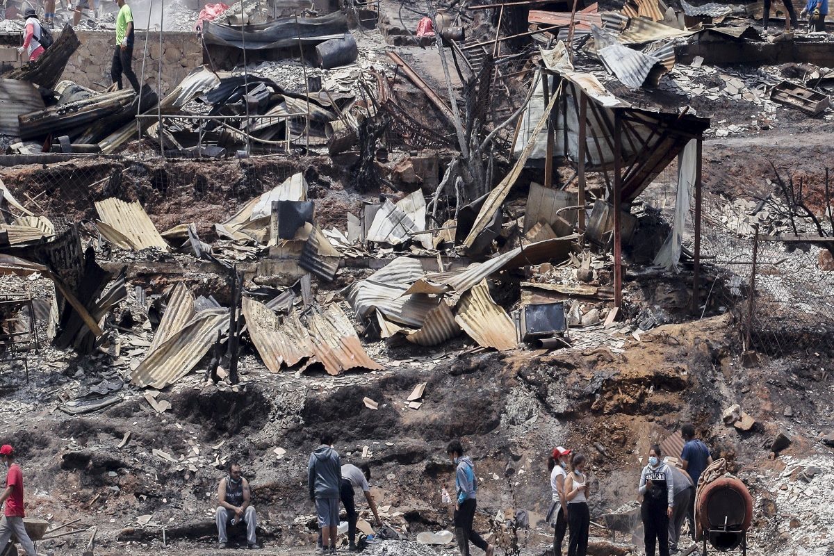 चिली में जंगल की आग घनी आबादी वाले इलाके में फैली, कम से कम 112 लोगों की मौत