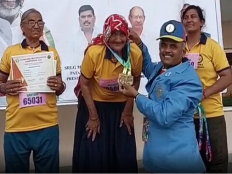 हरियाणा की दादी रामबाई ने हैदराबाद में 2 गोल्‍ड मेडल जीते हैं. (फोटो- News18) 