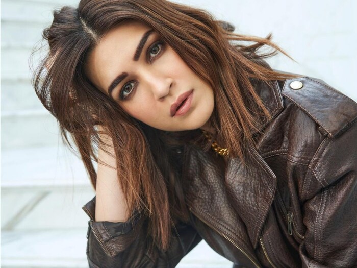 कृति सेनन के लुक ने फेंस को किया कायल, 90s की हेरोइन आई याद 1 (फोटो साभार: Instagram@kritisanon)