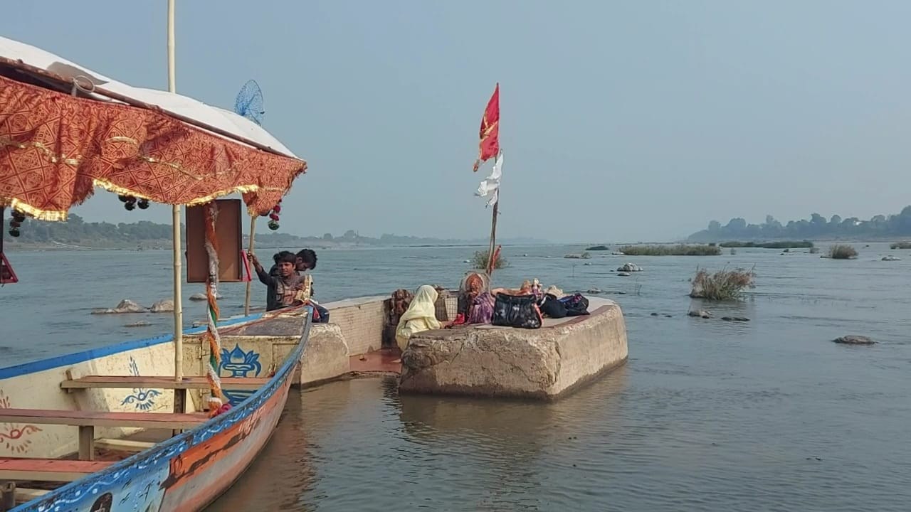 Diseases disappear by bathing in this Rare pond, bizarre news, food news, OMG story, strange health story, odd news, ajab gajab news, weird news, uncanny story, pond built in the middle of a huge river, Shri Ganesh, Shri Ganesh did tapasya here, Dharam story