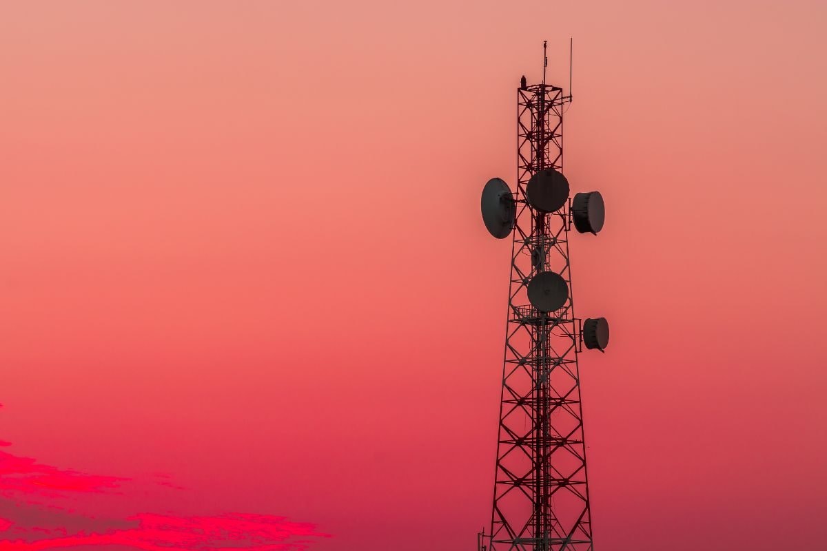 200 फीट लंबा टावर ले उड़े चोर, रेडियो स्टेशन को लगी 1 करोड़ की चपत