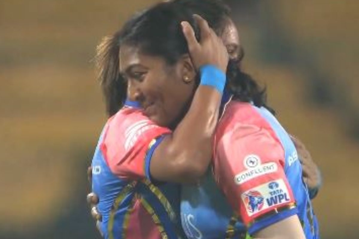 आखिरी गेंद पर छक्का लगाकर दिलाई जीत, रोमांच से भरपूर रहा पहला WPL का पहला मैच