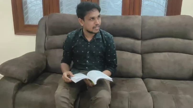 Success Story: तेलंगाना के पेद्दापल्ली जिले के गोदावरीखानी के गाडे साई लेनिन ने बिना किसी संस्थान में कोचिंग लिए पांच सरकारी नौकरियां हासिल की हैं और अपने जीवन के महत्वाकांक्षी लक्ष्यों तक पहुंचने में कई बेरोजगार युवाओं के लिए प्रेरणा बन गए हैं. इंजीनियरिंग में ग्रेजुएशन की पढ़ाई पूरी करने के बाद, साई लेनिन ने एमटेक करने के लिए GATE की परीक्षा दी और आईआईटी, हैदराबाद में सीट पक्की कर ली. Success Story: तेलंगाना के पेद्दापल्ली जिले के गोदावरीखानी के गाडे साई लेनिन ने बिना किसी संस्थान में कोचिंग लिए पांच सरकारी नौकरियां हासिल की हैं और अपने जीवन के महत्वाकांक्षी लक्ष्यों तक पहुंचने में कई बेरोजगार युवाओं के लिए प्रेरणा बन गए हैं. इंजीनियरिंग में ग्रेजुएशन की पढ़ाई पूरी करने के बाद, साई लेनिन ने एमटेक करने के लिए GATE की परीक्षा दी और आईआईटी, हैदराबाद में सीट पक्की कर ली.