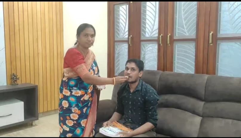 सोशल मीडिया उनका द्रोणाचार्य बन गया. उन्होंने यूट्यूब और गूगल के माध्यम से किसी भी विषय में अपनी शंकाओं को दूर करना शुरू किया. उनके प्रयासों के परिणाम सामने आए और उन्होंने पांच सरकारी नौकरियां हासिल कीं, जिनमें 60वीं रैंक के साथ एससीसीएल में कनिष्ठ सहायक, सहायक कार्यकारी अभियंता (8वीं रैंक), सहायक मोटर वाहन निरीक्षक (12वीं रैंक), योग्यता रैंक के साथ ग्रुप-IV और पॉलिटेक्निक कॉलेज में व्याख्याता शामिल हैं. (जहां उसने कहा कि आंसर की देखने के बाद उसे अच्छे अंक मिलेंगे). सोशल मीडिया उनका द्रोणाचार्य बन गया. उन्होंने यूट्यूब और गूगल के माध्यम से किसी भी विषय में अपनी शंकाओं को दूर करना शुरू किया. उनके प्रयासों के परिणाम सामने आए और उन्होंने पांच सरकारी नौकरियां हासिल कीं, जिनमें 60वीं रैंक के साथ एससीसीएल में कनिष्ठ सहायक, सहायक कार्यकारी अभियंता (8वीं रैंक), सहायक मोटर वाहन निरीक्षक (12वीं रैंक), योग्यता रैंक के साथ ग्रुप-IV और पॉलिटेक्निक कॉलेज में व्याख्याता शामिल हैं. (जहां उसने कहा कि आंसर की देखने के बाद उसे अच्छे अंक मिलेंगे).