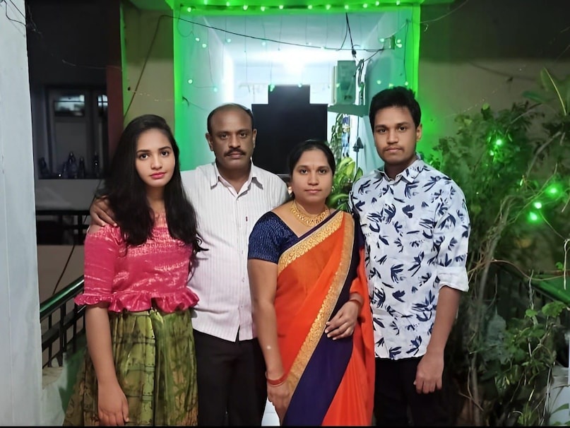 उसी समय पर तेलंगाना राज्य लोक सेवा आयोग (टीएसपीएससी) ने विभिन्न सरकारी विभागों में रिक्त पदों को भरने के लिए अधिसूचना जारी की. उन्होंने आईआईटी में शामिल होने और प्रतियोगी परीक्षाओं की तैयारी के लिए अपने गृह नगर वापस लौटने का विचार छोड़ दिया. लेकिन सभी के लिए एक बड़ा आश्चर्य यह था कि परीक्षा पास करने के लिए कोचिंग के लिए किसी संस्थान में जाने के बजाय वह खुद ही परीक्षा देने के लिए तैयार हो गए. उसी समय पर तेलंगाना राज्य लोक सेवा आयोग (टीएसपीएससी) ने विभिन्न सरकारी विभागों में रिक्त पदों को भरने के लिए अधिसूचना जारी की. उन्होंने आईआईटी में शामिल होने और प्रतियोगी परीक्षाओं की तैयारी के लिए अपने गृह नगर वापस लौटने का विचार छोड़ दिया. लेकिन सभी के लिए एक बड़ा आश्चर्य यह था कि परीक्षा पास करने के लिए कोचिंग के लिए किसी संस्थान में जाने के बजाय वह खुद ही परीक्षा देने के लिए तैयार हो गए.