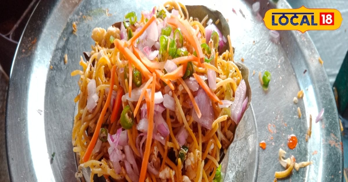 Here in Gumla, egg chowmein is served in a pure sakhua dona, the taste ...