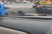 नोएडा में भीख मांगने का अनोखा अंदाज...बीच सड़क पर ऑटो के सामने लेटा भिखारी